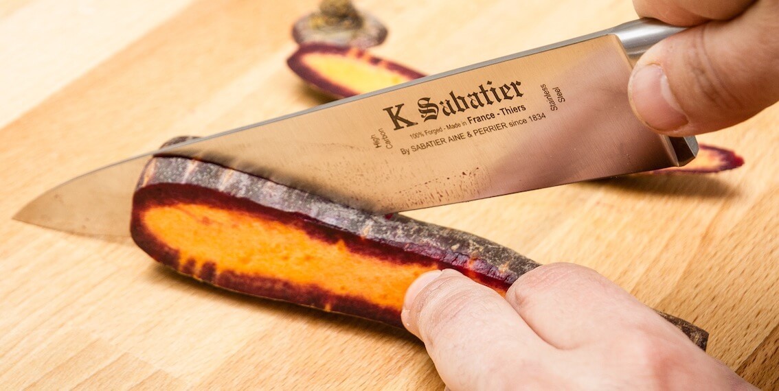 https://www.sabatier-k.com/media/upload/nouvelles%20photos%202019/couteau-de-cuisine-avec-une-carotte.jpg